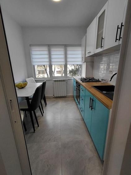 Apartament cu 3 camere semidecomandat, mobilat în Micro 16