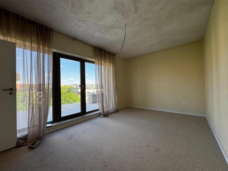 Apartament cu 3 camere semidecomandat, mobilat în Borhanci