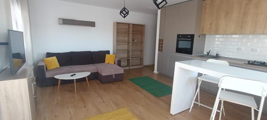 Apartament cu 3 camere semidecomandat în Florești