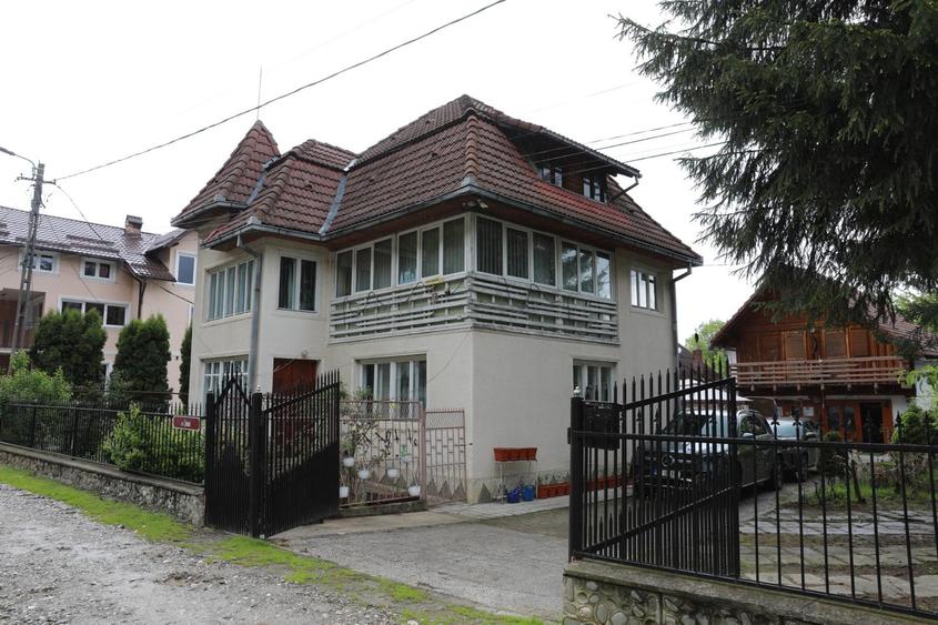 Casă individuală cu 9 camere cu Canalizare în Bran