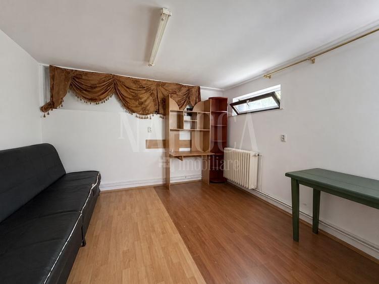 Casă individuală cu 8 camere cu Canalizare în Iris