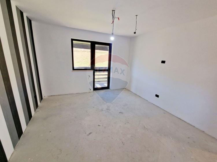 Casă cu 8 camere cu Teren 1502 Mp în Central
