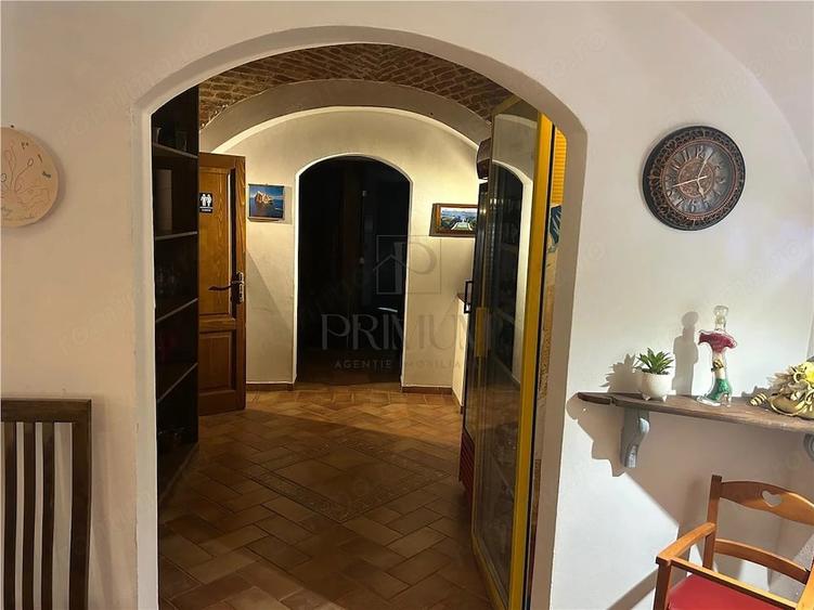 Spațiu comercial, de 380 mp, în P-ța Unirii