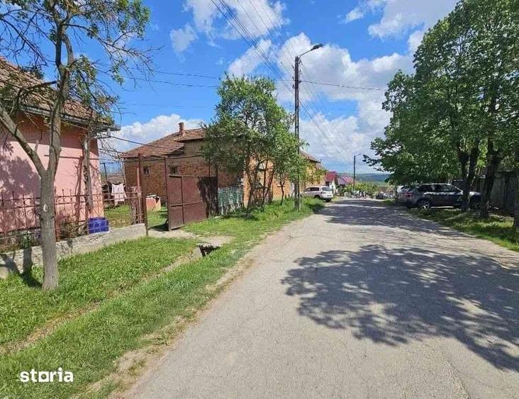 Casă cu 4 camere cu Teren 2340 Mp în Sâmbăta
