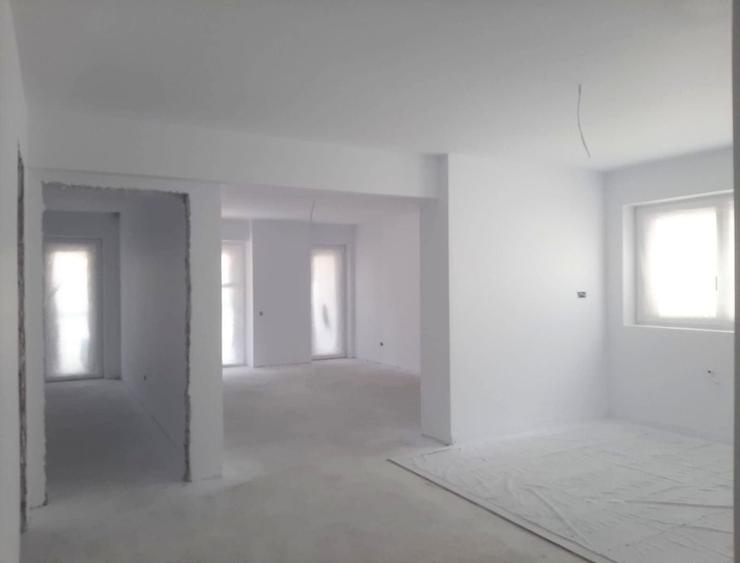 Apartament cu 3 camere decomandat în Noua