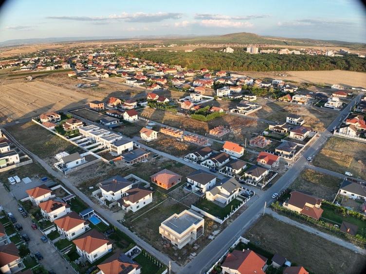 Casă individuală cu 4 camere cu Canalizare în Sânmartin