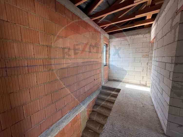 Casă individuală cu 5 camere cu Teren 343 Mp în Central