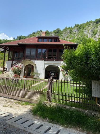 Casă individuală cu 5 camere cu Canalizare în Podu Dâmboviței
