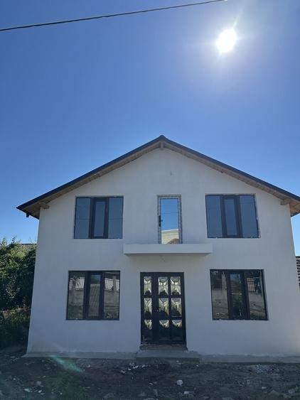 Casă cu 4 camere în Lumina