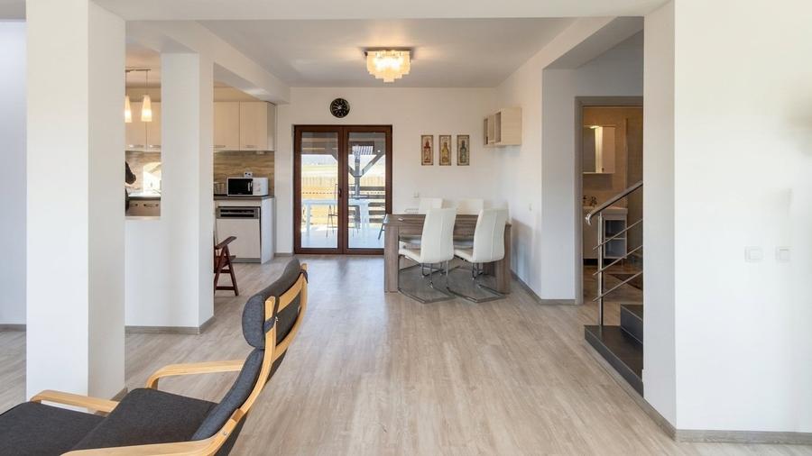 Casă individuală cu 5 camere cu Piscina în Săbăreni