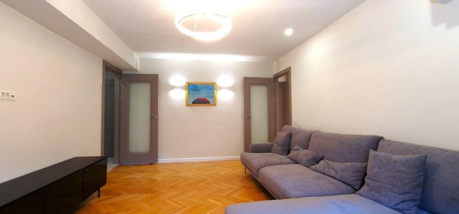 Apartament cu 4 camere decomandat în Titulescu