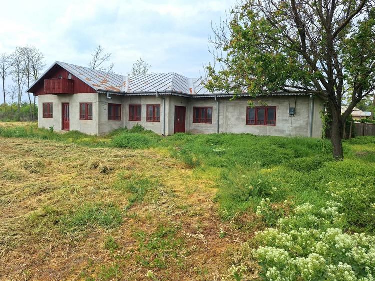 Casă cu 4 camere în Lacu Sărat