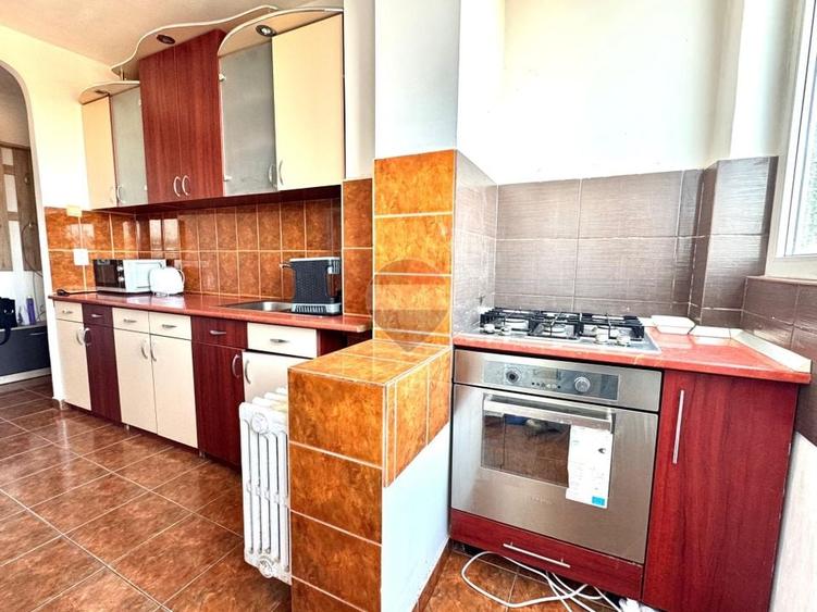 Apartament cu 3 camere semidecomandat, mobilat în Central