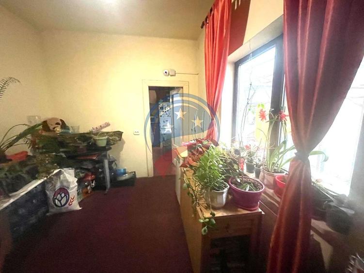 Casă individuală cu 9 camere cu Canalizare în Ultracentral