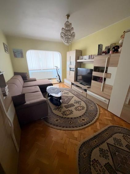Apartament cu 2 camere decomandat în Tractorul