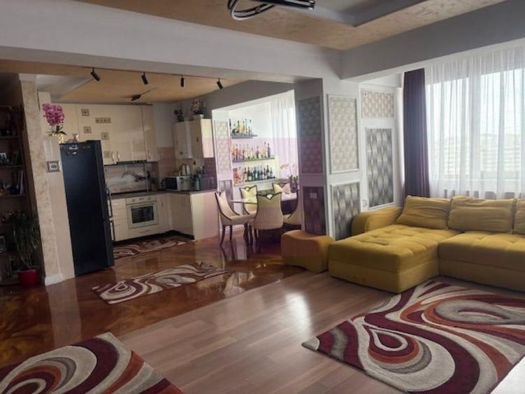 Apartament cu 4 camere decomandat în Titan