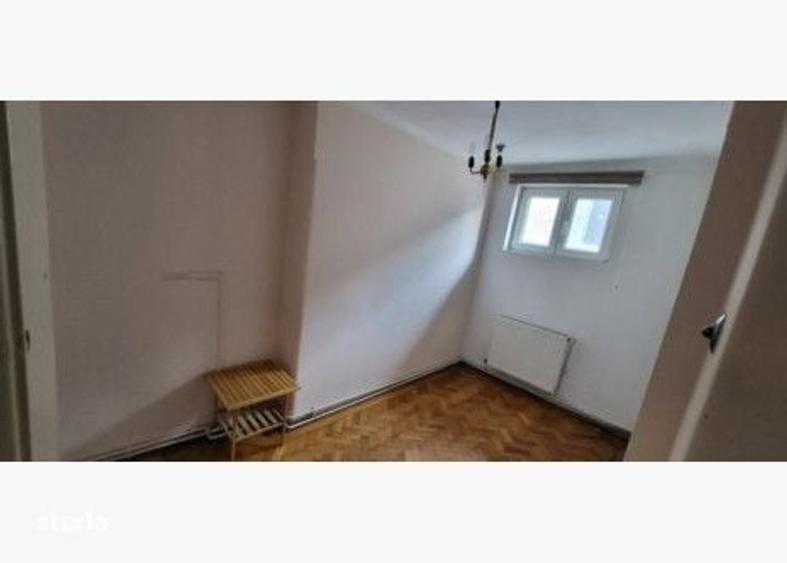 Apartament cu 3 camere semidecomandat în Moșilor