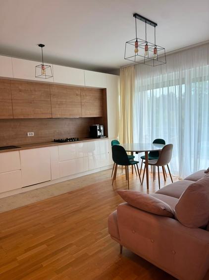 Apartament cu 3 camere semidecomandat în Băneasa