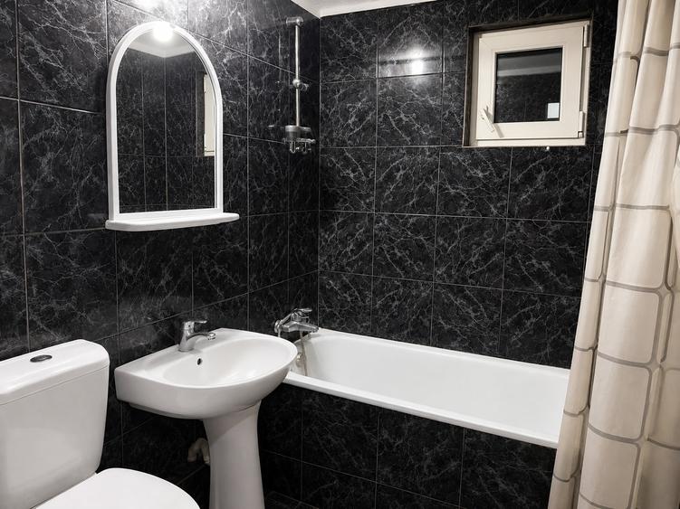 Apartament cu 4 camere decomandat în Teiul Doamnei