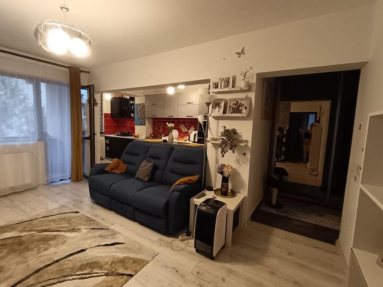 Apartament cu 3 camere semidecomandat în Central