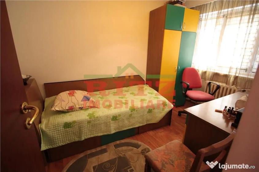 Casă cu 8 camere cu Teren 445 Mp în Orașul de Jos