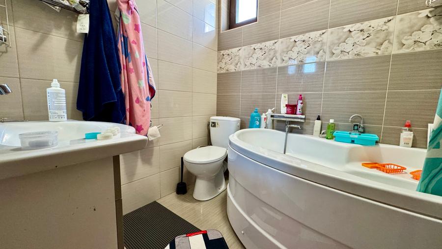Apartament cu 3 camere decomandat în Jiului
