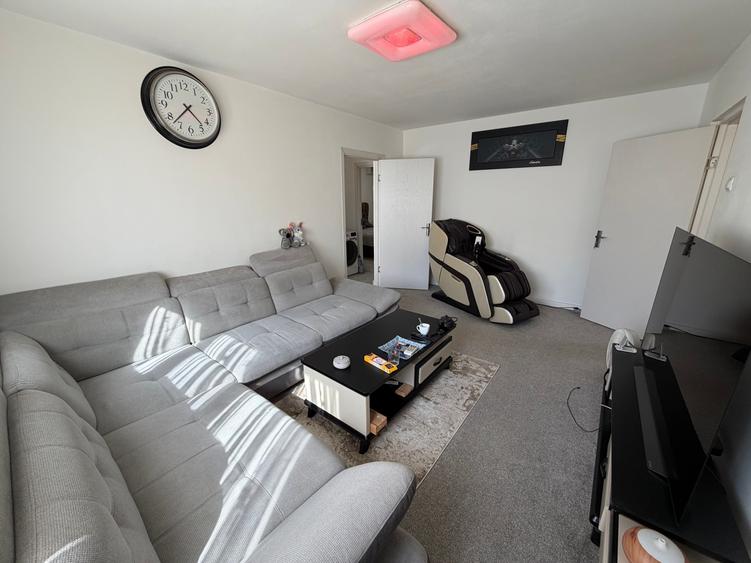 Apartament cu 3 camere semidecomandat, mobilat în Titan