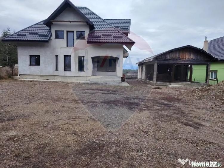 Casă cu 8 camere cu Teren 1000 Mp în Poiana Stampei