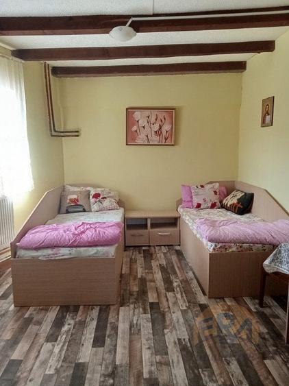 Casă individuală cu 9 camere cu Canalizare în Săcădat