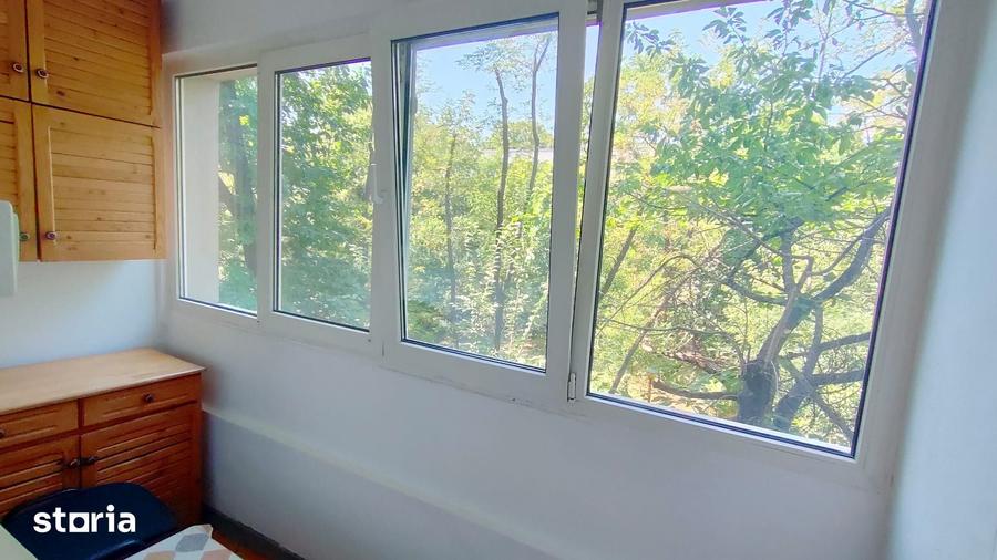 Apartament cu 3 camere semidecomandat în Drumul Taberei
