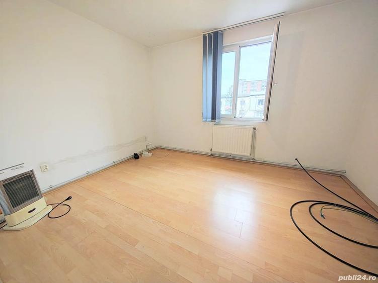 Apartament cu 3 camere semidecomandat în Hunedoara