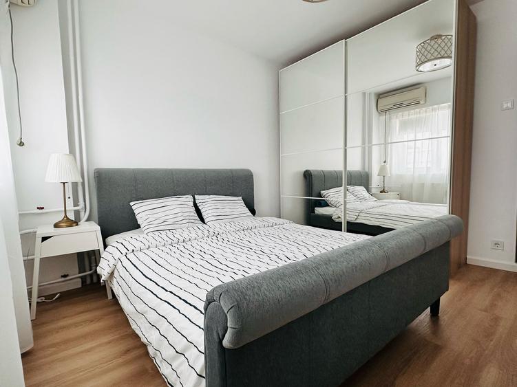 Apartament cu 3 camere semidecomandat în P-ța Victoriei
