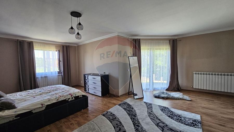 Casă individuală cu 6 camere cu Teren 3600 Mp în Hănțești