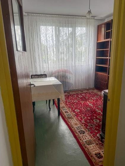 Apartament cu 4 camere decomandat în Periferie