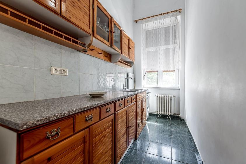 Apartament cu 3 camere semidecomandat, mobilat în Ultracentral