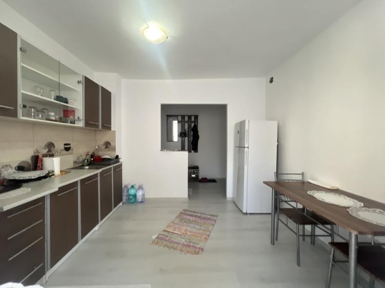 Apartament cu 3 camere semidecomandat, mobilat în Girocului
