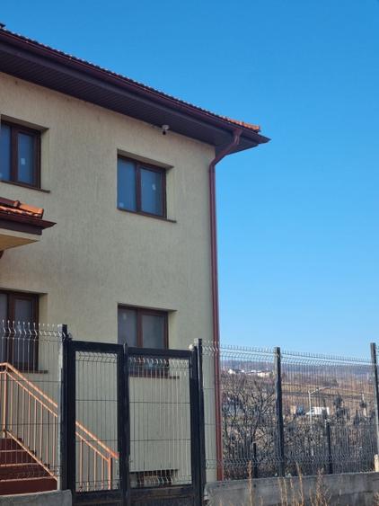 Casă individuală cu 6 camere cu Canalizare în Iris