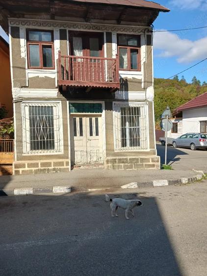 Casă cu Teren 200 Mp în Central