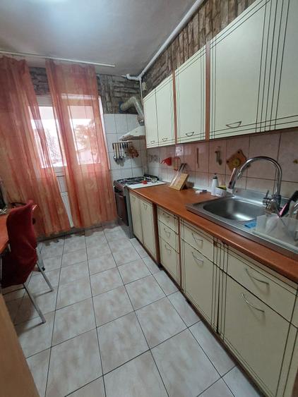 Apartament cu 4 camere decomandat în Rahova