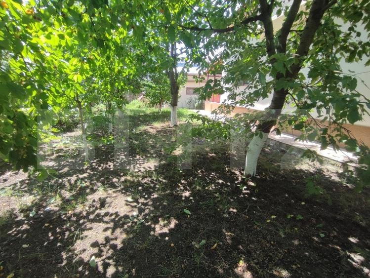Casă individuală cu 8 camere cu Canalizare în Cătămărești-Deal