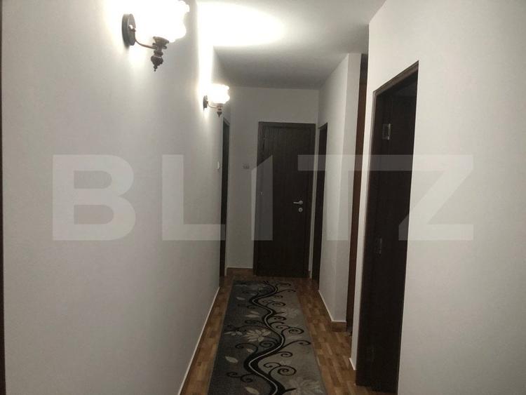 Apartament cu 4 camere semidecomandat, mobilat în Micro 14