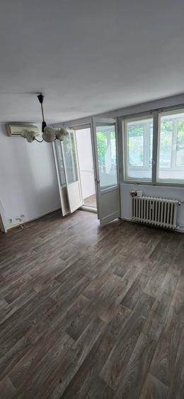 Apartament cu 3 camere semidecomandat în P-ța Gorjului