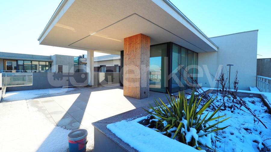 Penthouse cu 5 camere decomandat, mobilat în Băneasa