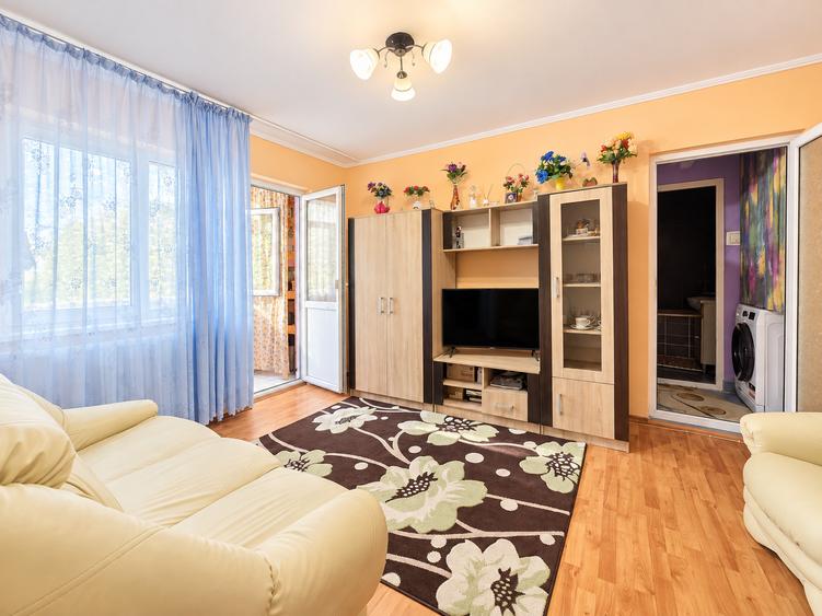 Apartament cu 3 camere semidecomandat în Viziru 1