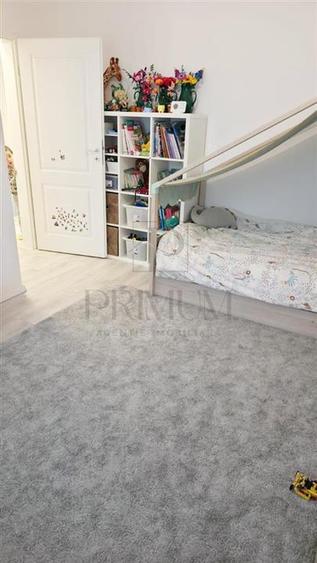 Apartament cu 4 camere decomandat, mobilat în Dumbrăvița