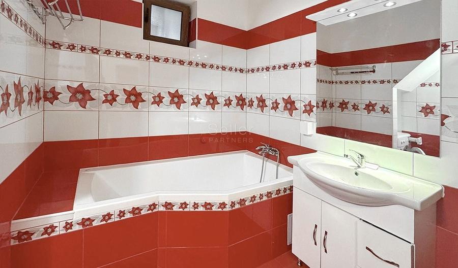 Apartament cu 3 camere semidecomandat, mobilat în Florilor