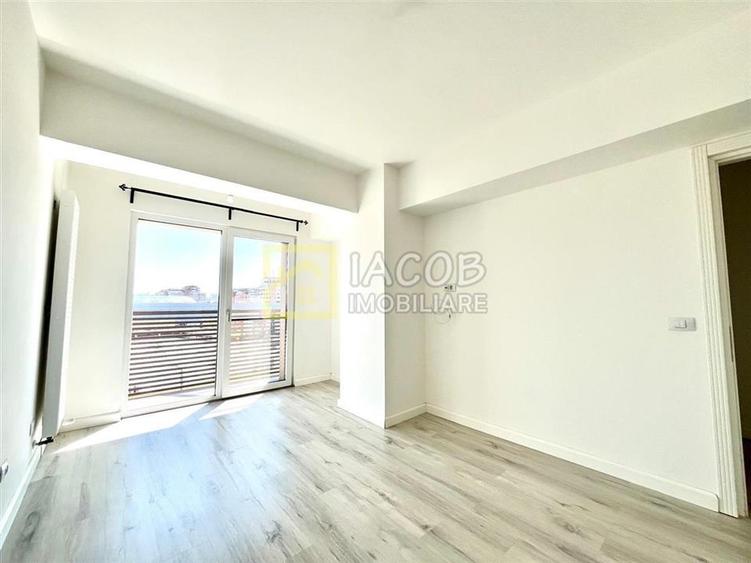 Apartament cu 3 camere semidecomandat, mobilat în Ștefan cel Mare