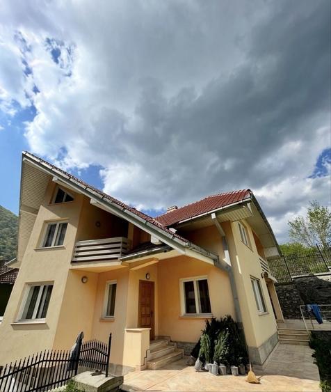 Casă cu 4 camere în Central