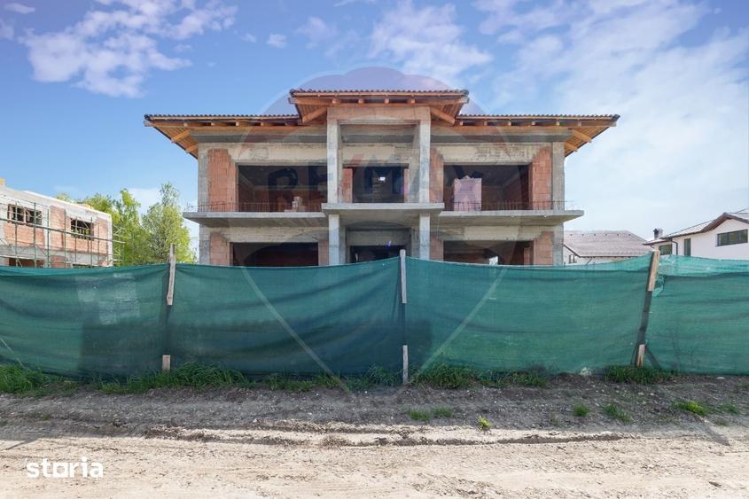 Casă cu 8 camere cu Teren 815 Mp în Central