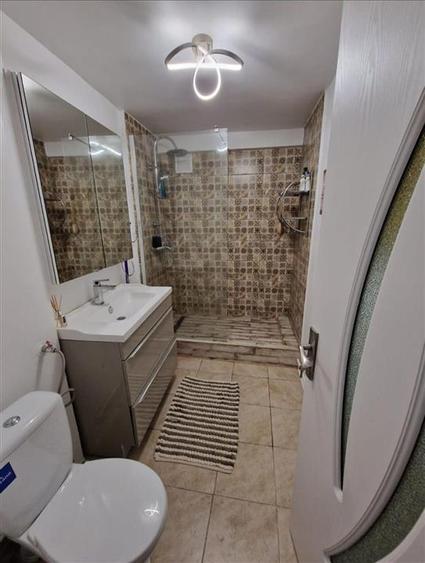 Apartament cu 3 camere decomandat, mobilat în Apollo